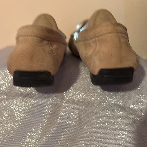 Neiman Marcus Woman’s Beige Suede Driving Shoes Size 10 - Picture 2 of 11